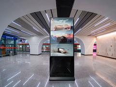 طبقه ایستاده سیگنال دیجیتال سفید 4K داخلی عمودی تتم LCD تبلیغاتی پخش کننده